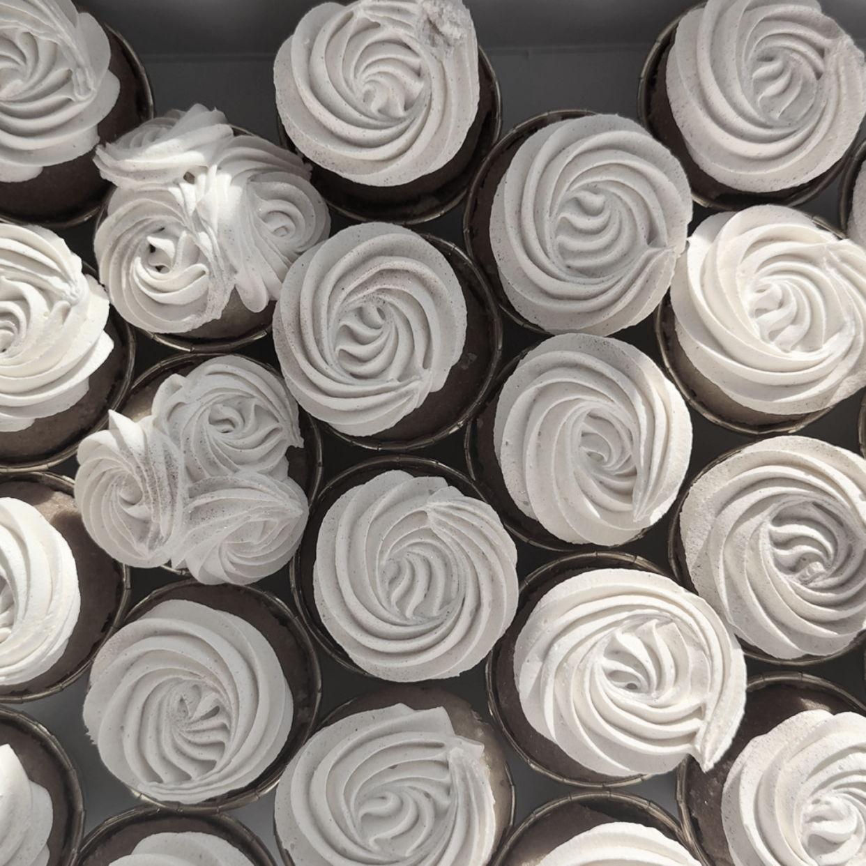 Gender reveal cupcakes