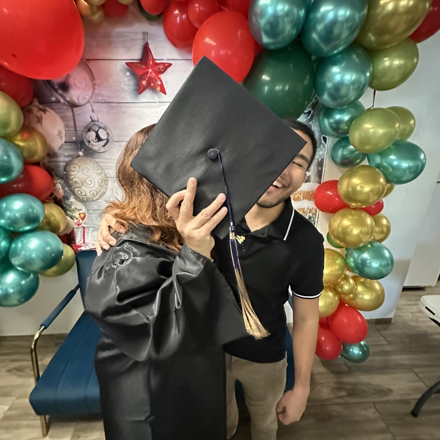 Graduation days, celebrating together! π©π»βπ