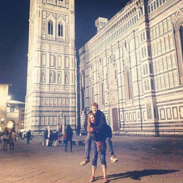Karolina carries a sack of potatoes in front of the Duomo