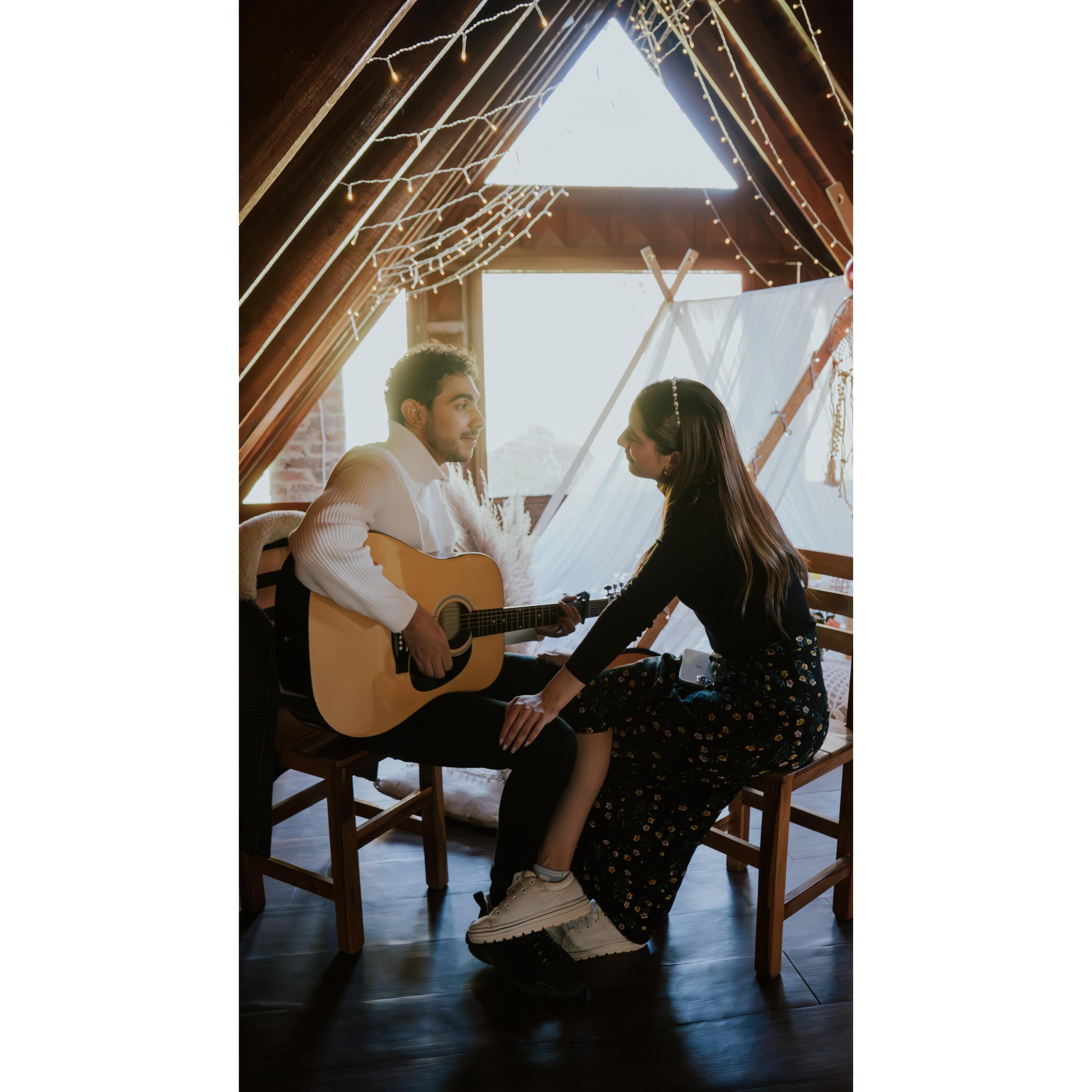 Cantando nuestra canción "a-marte". (Le pedí que la tocara muchas veces porque me encantóoo) 29-12-23