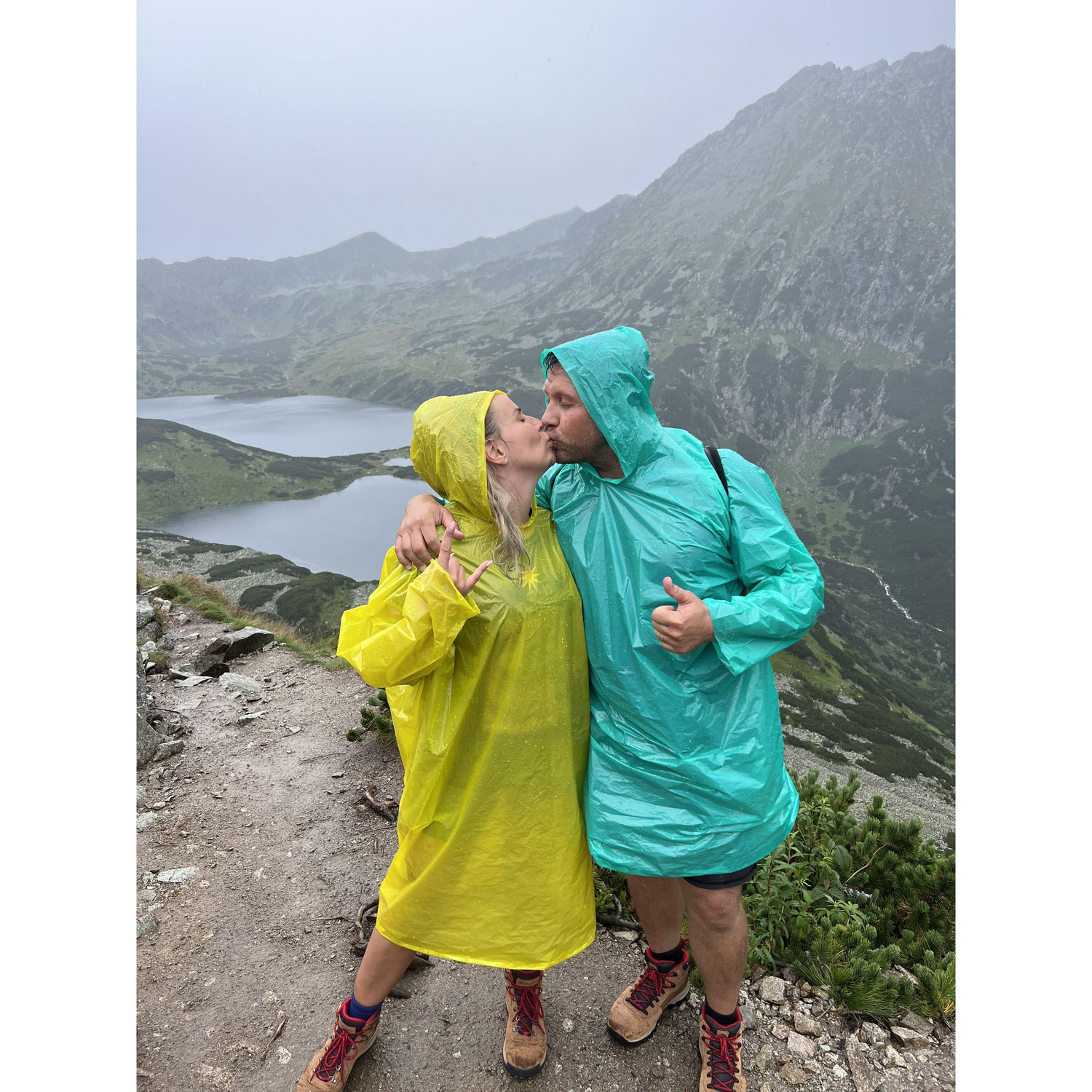 EN: Hiking in Poland: very wet, muddy, and still worth it!
PL: Wędrówka po polskich górach: bardzo mokro, błotniście… a mimo to było warto! 🌧️⛰️