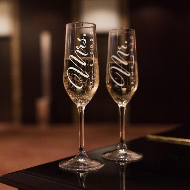Set of 2 - Wedding Champagne Flutes, Mr and Mrs Personalized Champagne Glass, Wedding Toasting Flutes, Wedding Flute, Gift for Couples