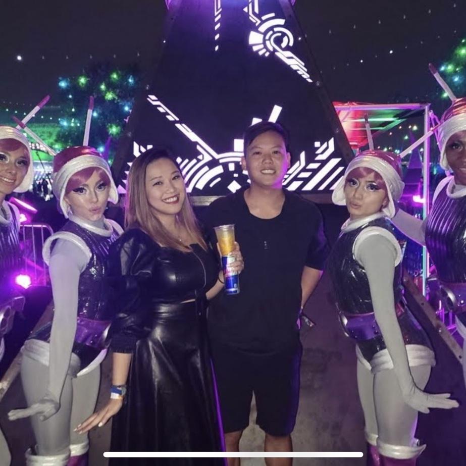 12/31/22 – First New Year’s Eve together, dancing into 2023 at Countdown Rave!

Lần đầu tiên đón Giao Thừa cùng nhau, nhảy múa chào 2023 tại Countdown Rave! 🎉🕺💃