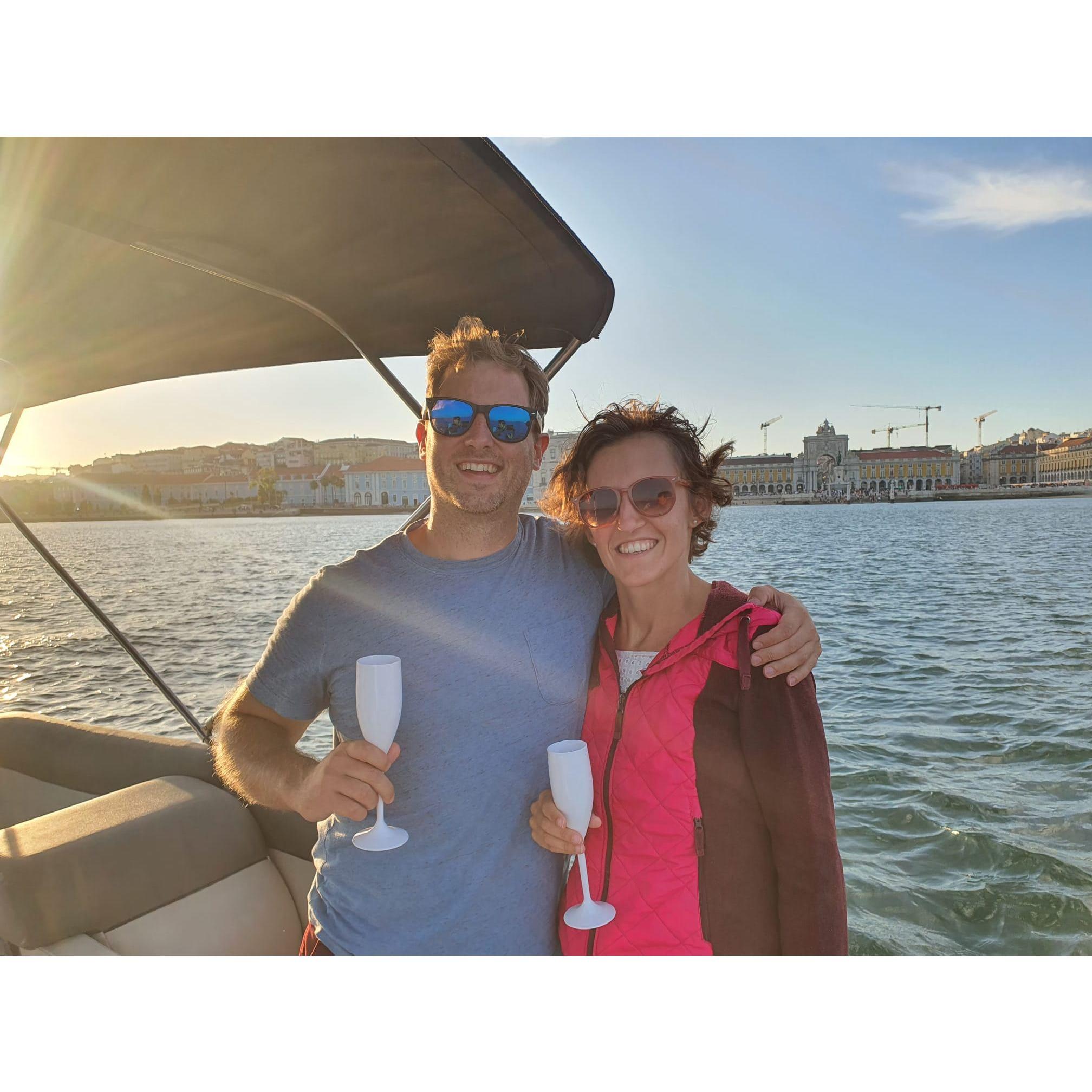 2022 | The boating continues, this time in Portugal! Cheers to more amazing years together.
***
Das Bootfahren geht weiter, dieses Mal in Portugal! Prost auf weitere tolle gemeinsame Jahre.