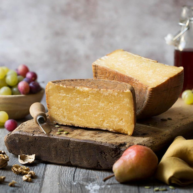 Extra Aged Pecorino from Reggio Emilia Appenines 4 lbs - 1.8kg - EMILIA FOOD LOVE Selected with love in Italy (Extra Aged, whole cheese wheel)