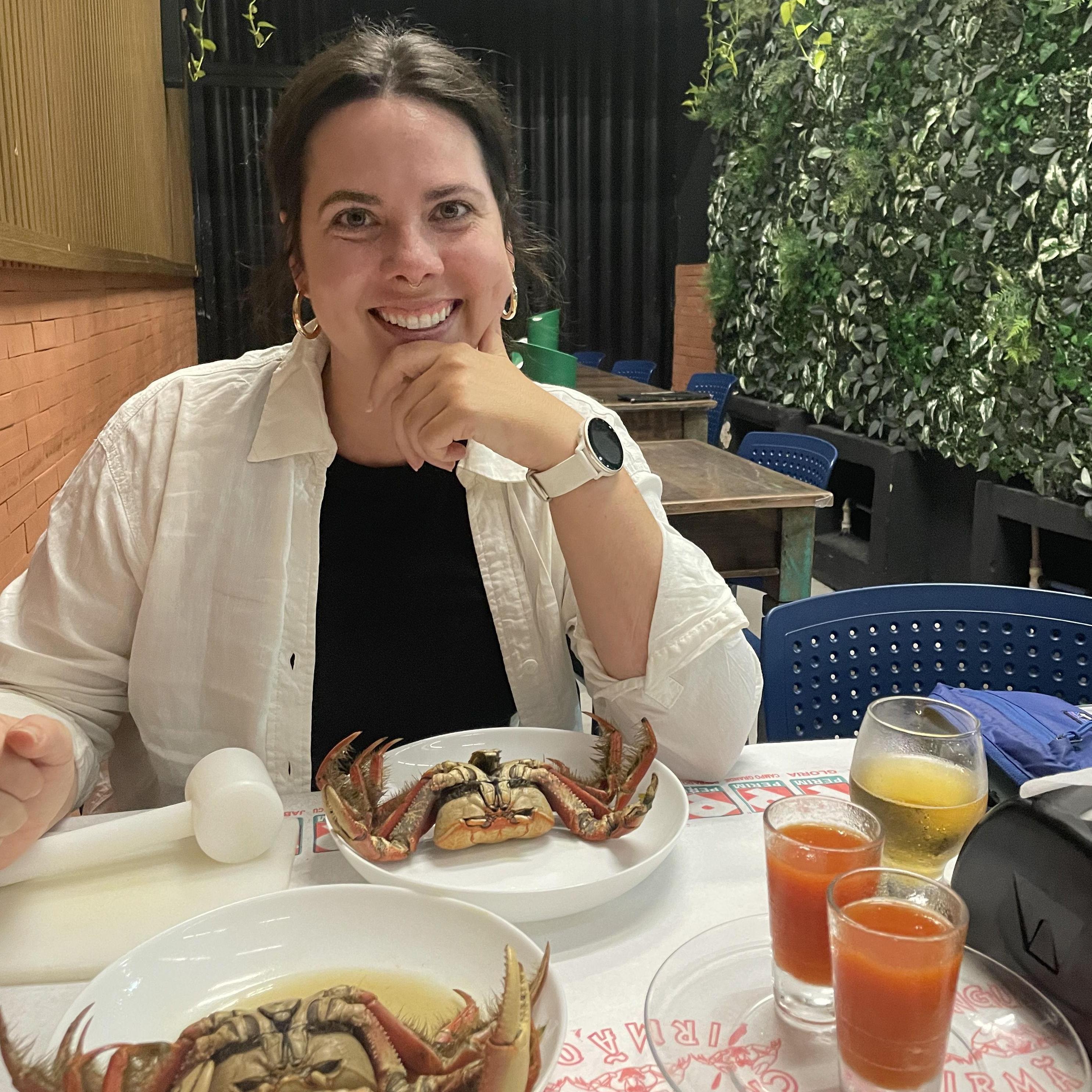 Edú takes Melina to explore his home state favorite food: crabs!