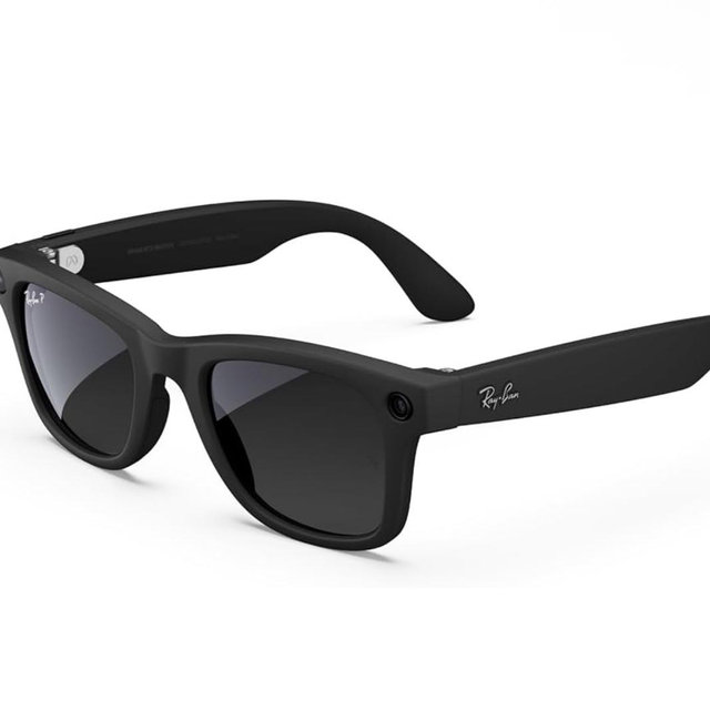 Ray-Ban Meta (Gen 1), Wayfarer, Matte Black | Smart AI Glasses for Men, Women — 12 MP Camera, Open-Ear Speakers, Video Recording, Bluetooth — Polarized Gradient Graphite Lenses — Wearable Technology