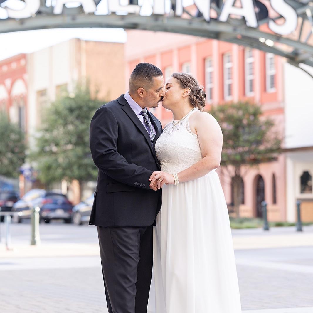 A kiss under the Salinas arch!