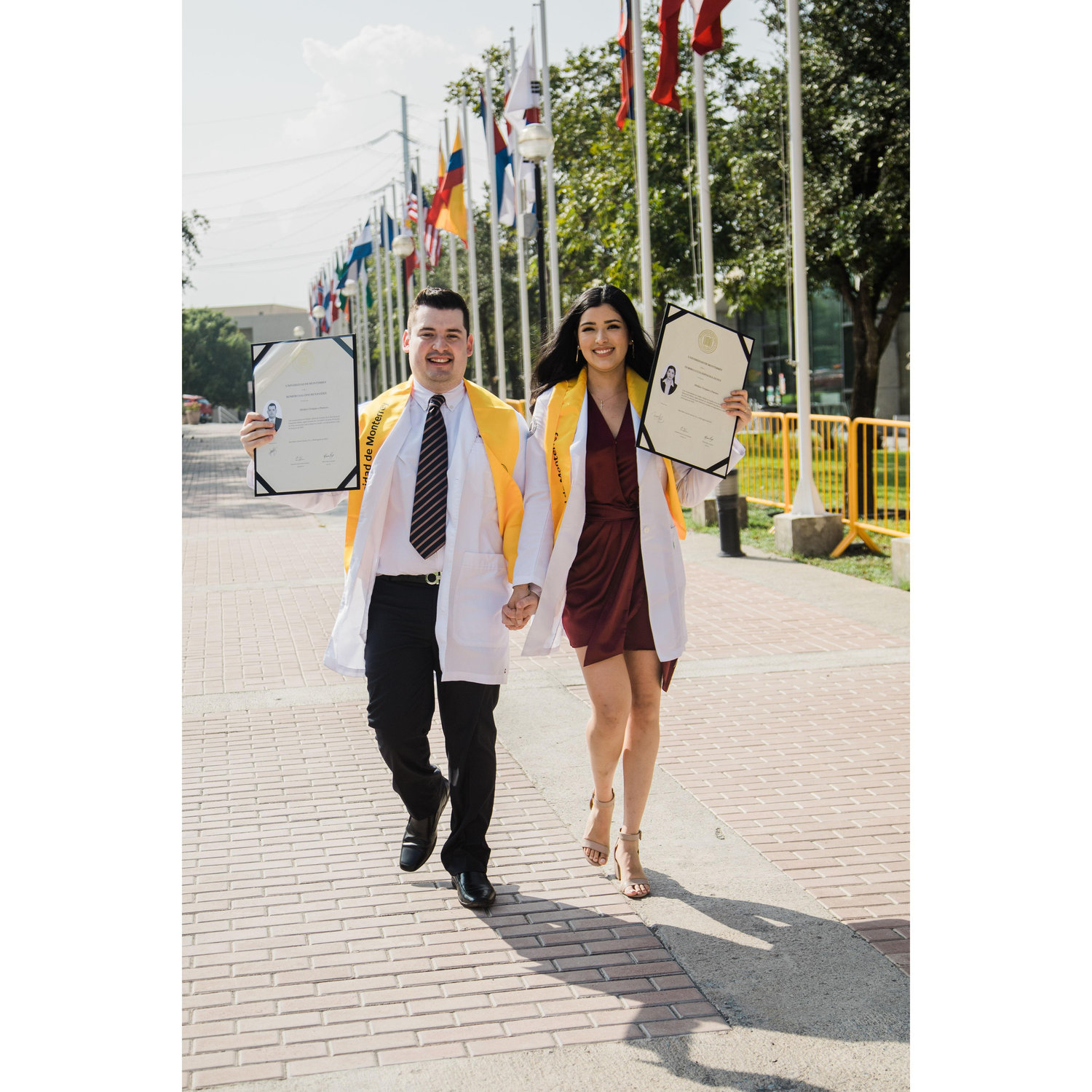 El día de nuestra graduación de medicina, estudiamos y nos graduamos juntos.