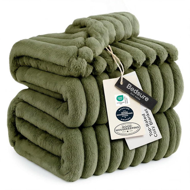 Bedsure GentleSoft Full Blanket for Couch - Cozy Soft Blankets for Women, Cute Small Fleece Throws for Girls, Birthday Gifts for Women Decor Gifts, Moss, 84x90 Inches
