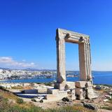 Visit the Portara (Temple of Apollo)