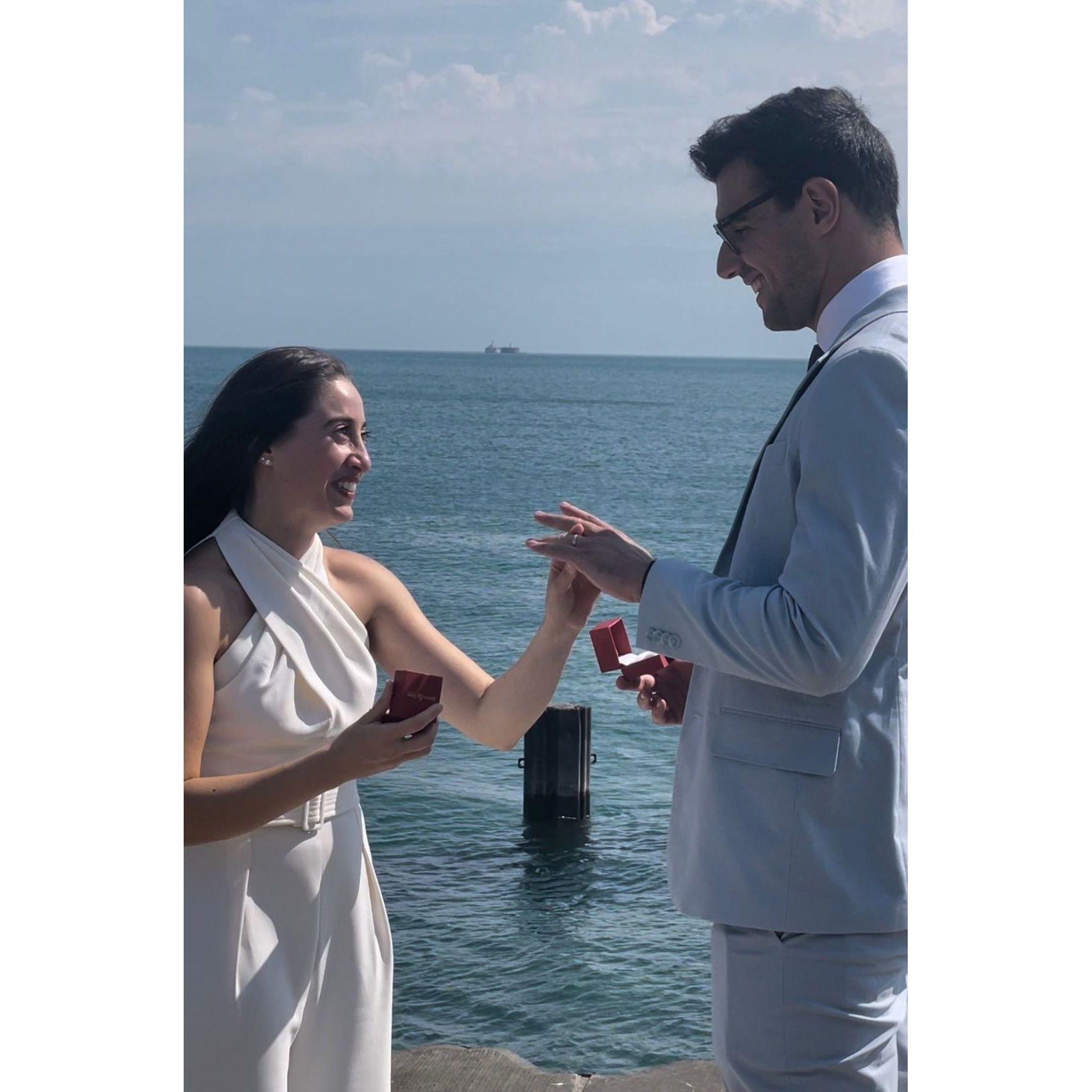Scambio anelli a Fullerton beach, il nostro posto del cuore a Chicago, circondati dalle nostre famiglie e dagli amici.