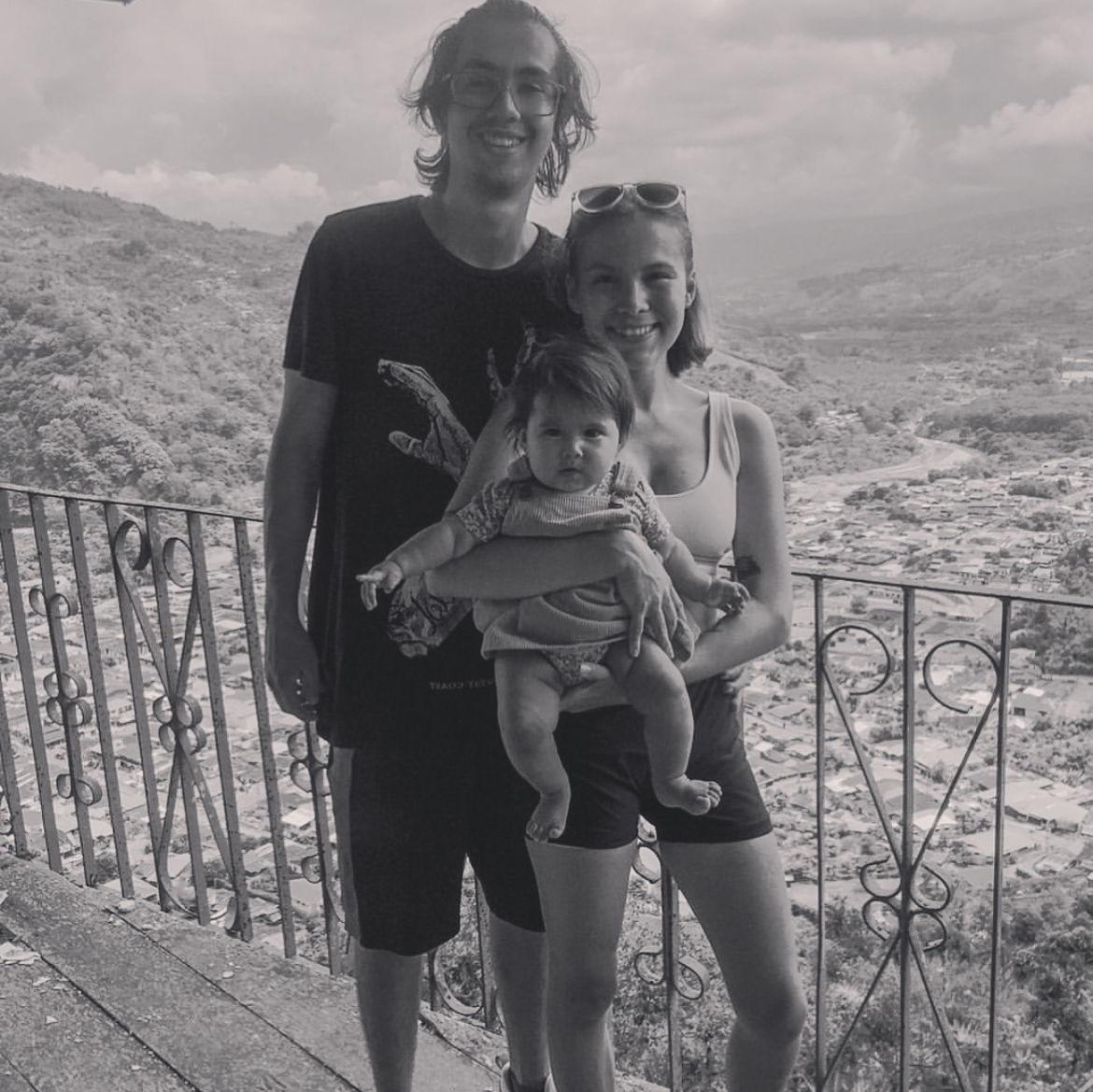 Isabella de hiking, durmió todo la cuesta y la bajada...