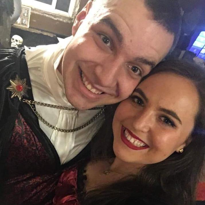 31 octobre, 2017
Notre premier Halloween ensemble!
Jade Lynn a forcé François à s’habiller en costumes de vampire assortis… Il n’était pas trop content. 
Jade 1 - François 0