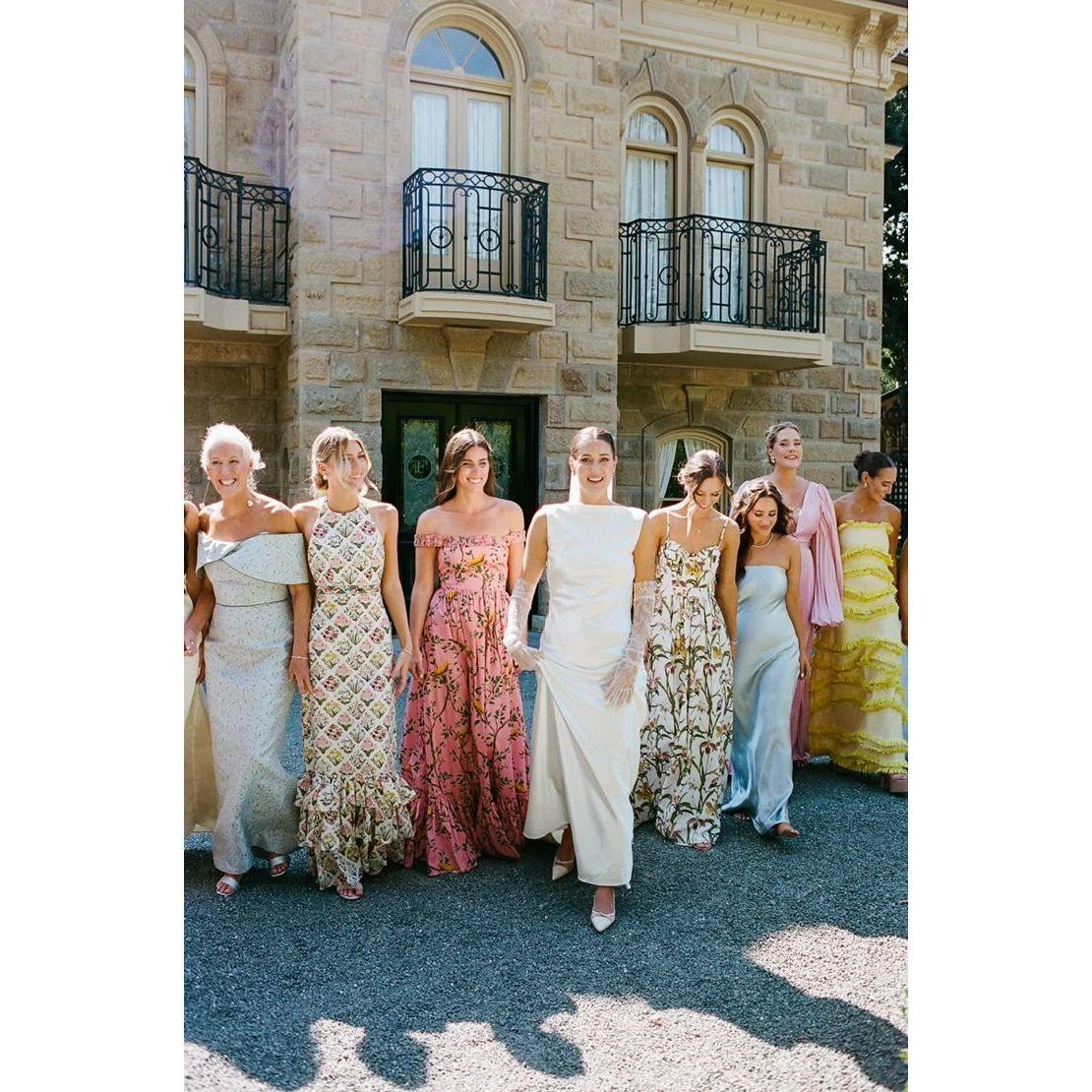 Long or short printed dresses made of natural, lightweight fabrics are recommended. Avoid wearing white.