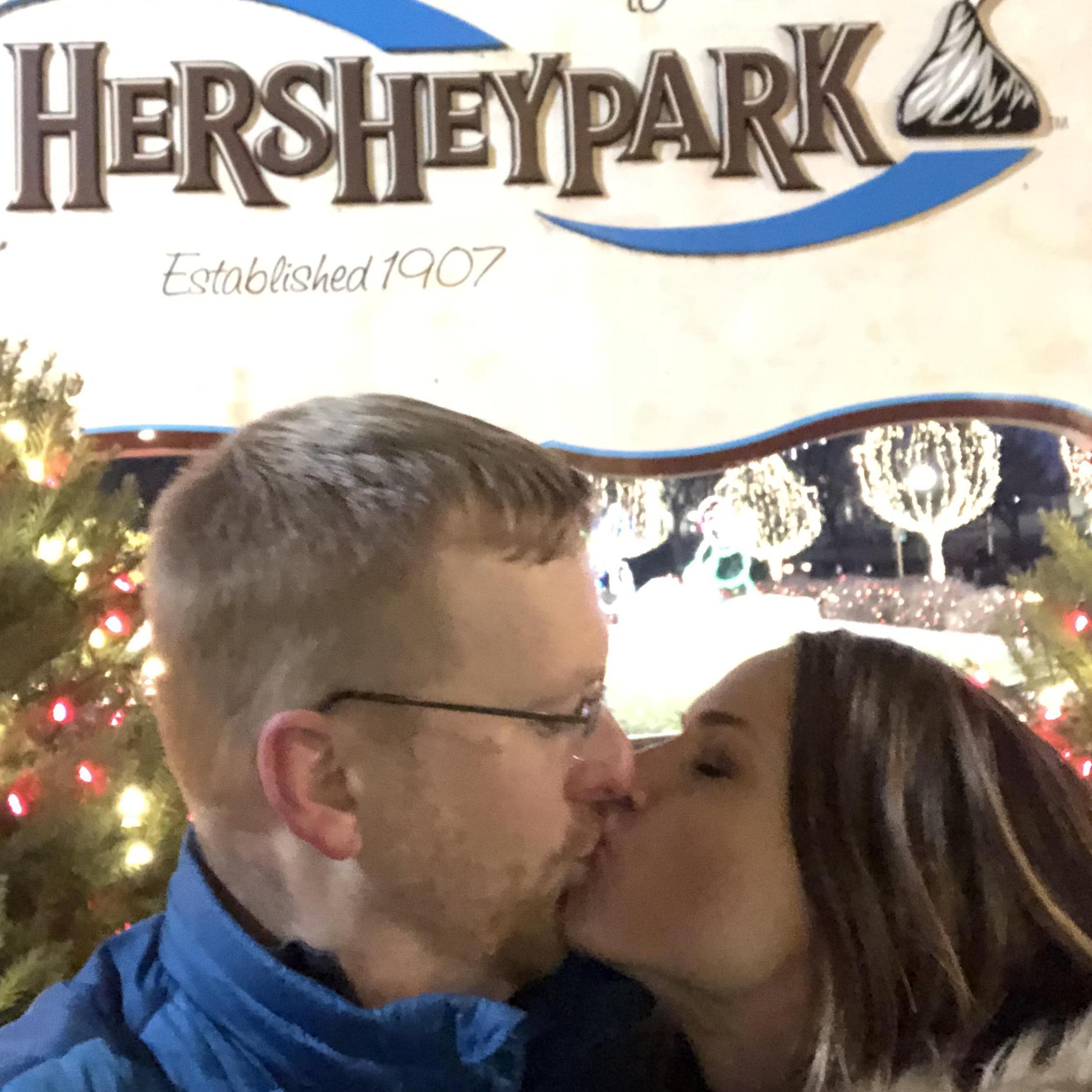 A sweet Christmas kiss