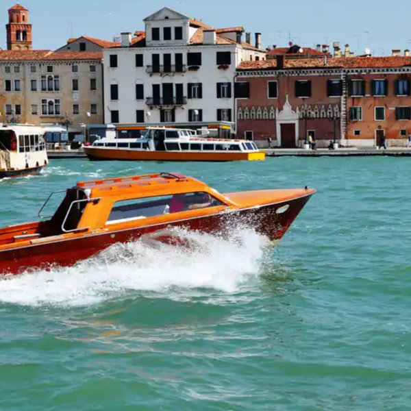 Honeymoon excursion: Boat Tour to Murano and Burano