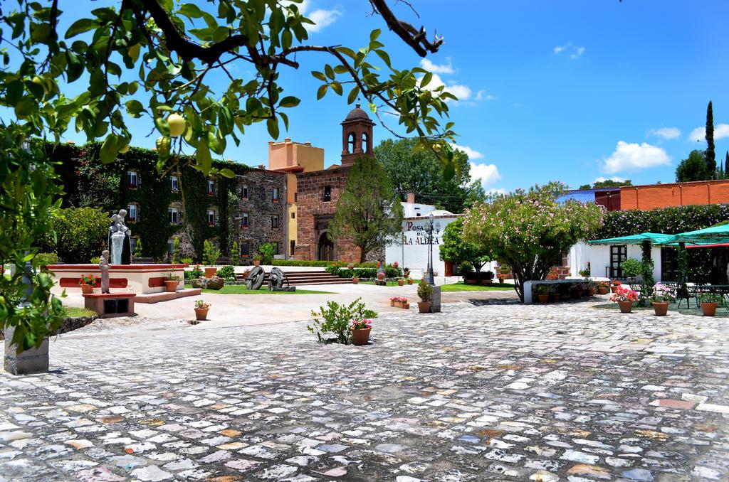 The Wedding Website of Alejandra Montemayor and Rogelio Gallegos