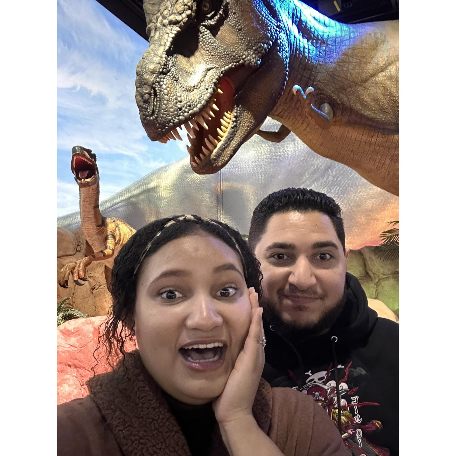 El dinosaurio representa nuestro estrés armando esta boda, tienes que venir a gozar con nosotros!-- The dinosaur represents the 'wedding stress' , you better show up and celebrate with us <3