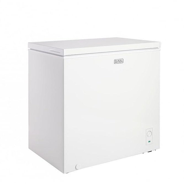 BLACK+DECKER 7.0 Cu. Ft. Chest Freezer, Holds up to 245 Lbs. of Frozen Food with Organizer Basket, BCFK706, White