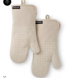 KitchenAid Gourmet Series Gridlines Oven Mitts Set, Pack of 2 Milkshake Tan - Macy's