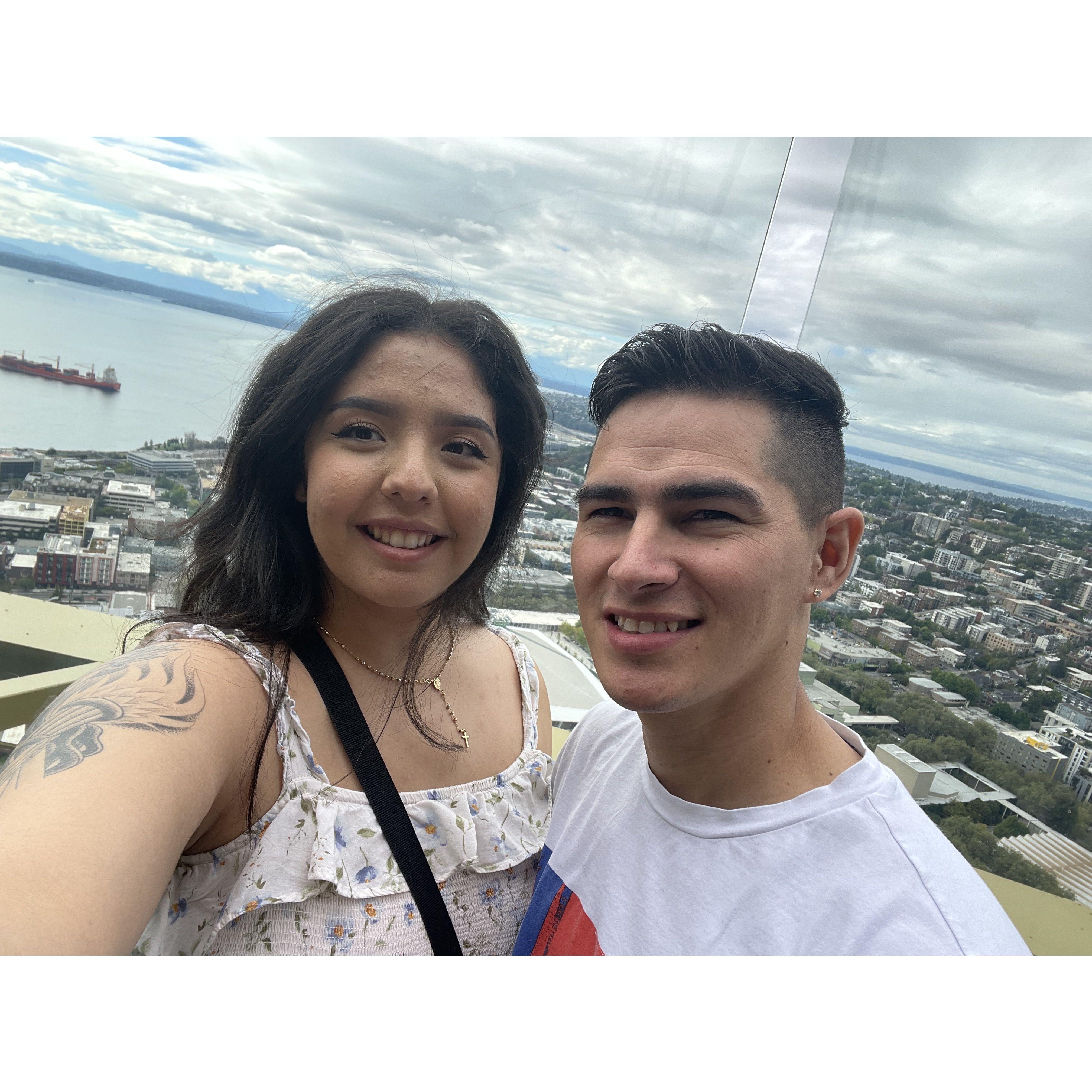 Us at the Space Needle! Nosotros en la aguja!