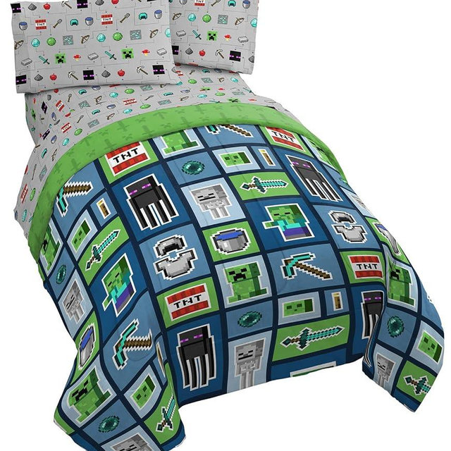 Jay Franco Minecraft Monster Hunters 5 Piece Queen Bed Set - Includes Reversible Comforter & Sheet Set - Bedding Features Creeper - Super Soft Fade Resistant Microfiber (Official Minecraft Product)