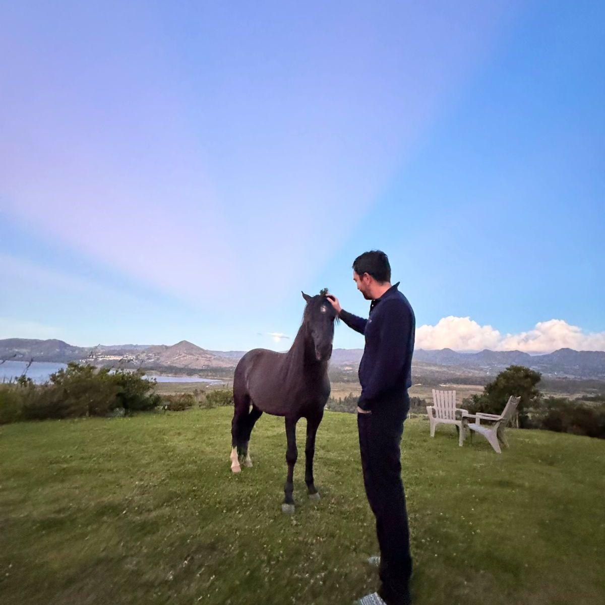 Nuestro primer paseo juntos en Guatavita. Un atardecer divino, un caballo y mucha paz.