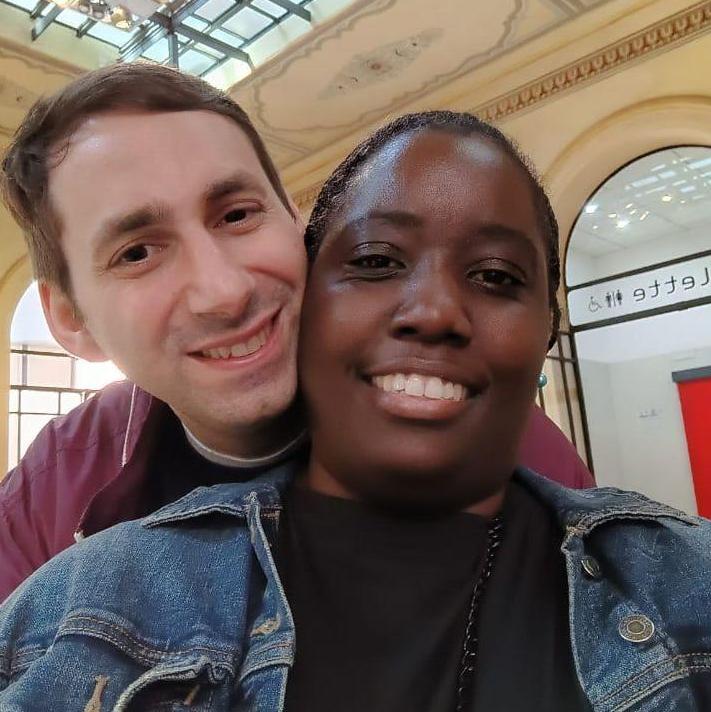 My mate arrived in town, yeeeeeh
Evviva! La mia metà è arrivata in città