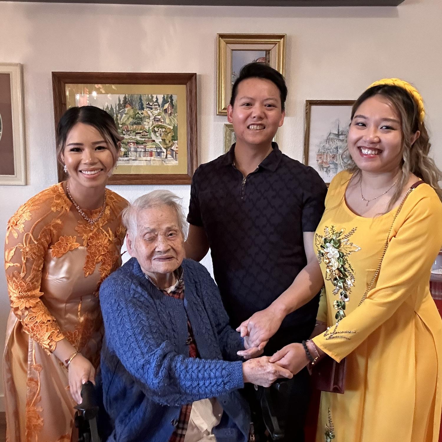 2/18/24 – Crystal feels so lucky to have met Alex’s amazing 102-year-old grandma for the third time for Tet in 2024!

Crystal gặp bà ngoại 102 tuổi tuyệt vời của Alex lần thứ ba trong dịp Tết 2024!