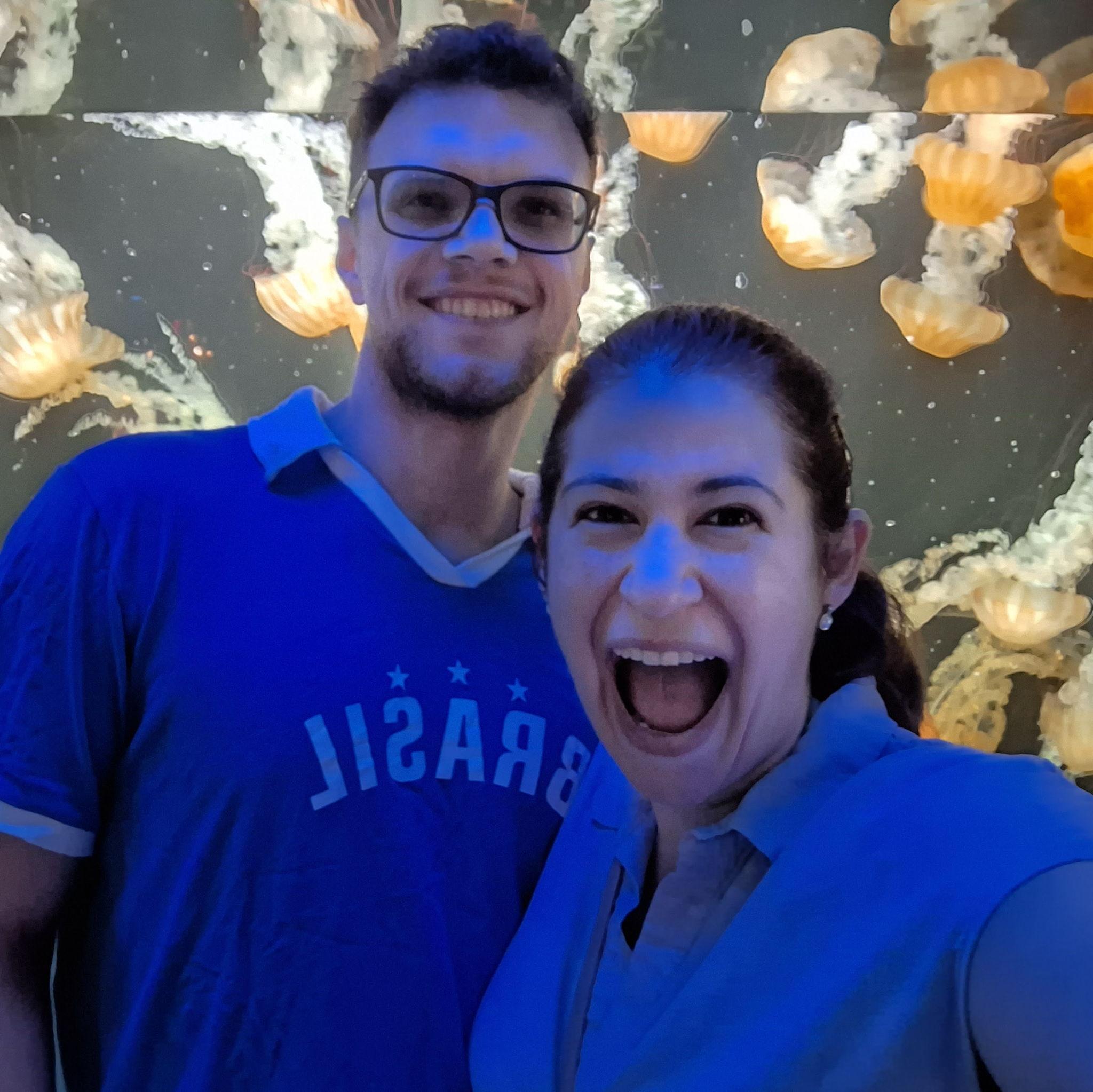 Does she love aquariums? / Ela ama aquários?