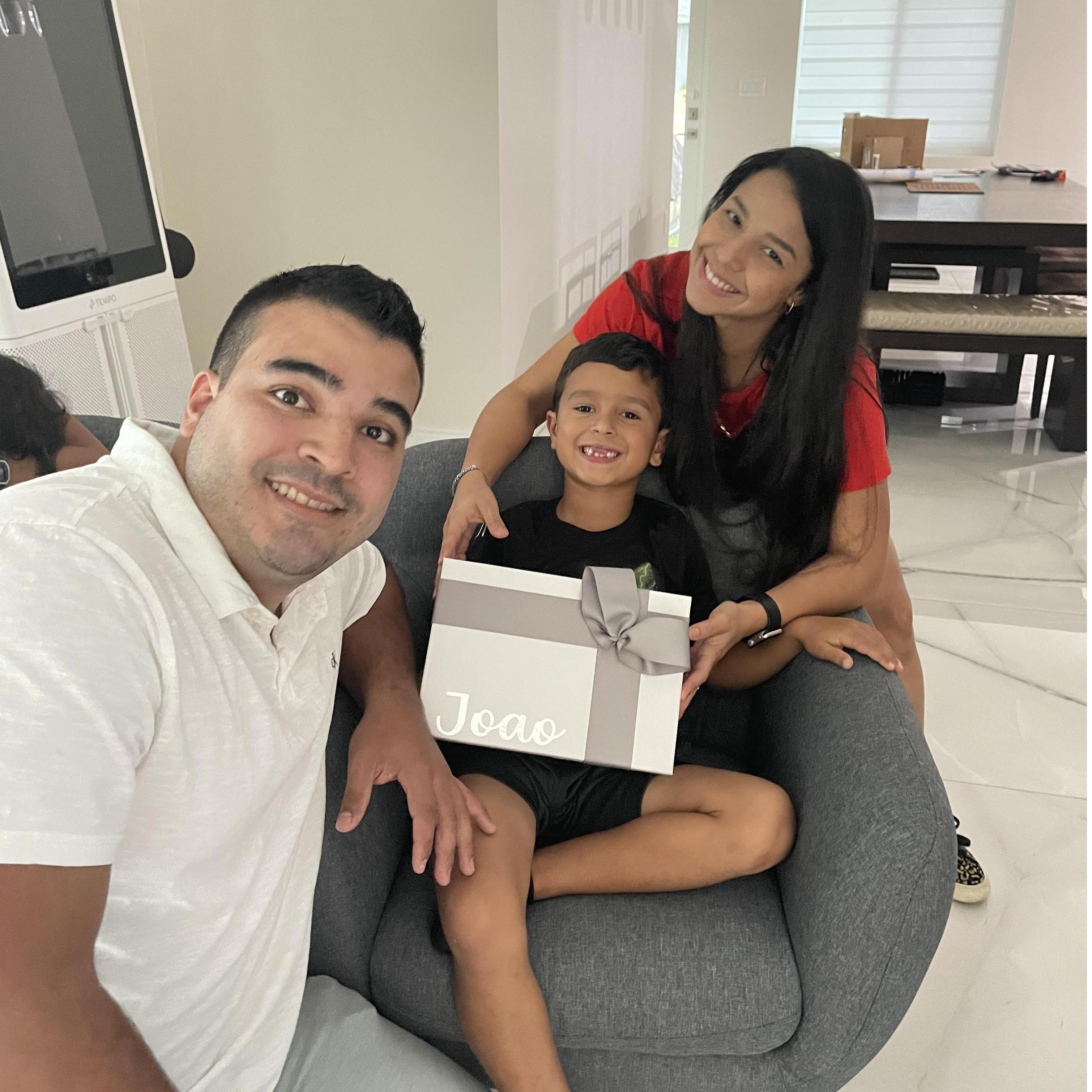 Joao, uno de los principes de los novios! El muy entretenido en su juego pero acepto una foto con nosotros!!!