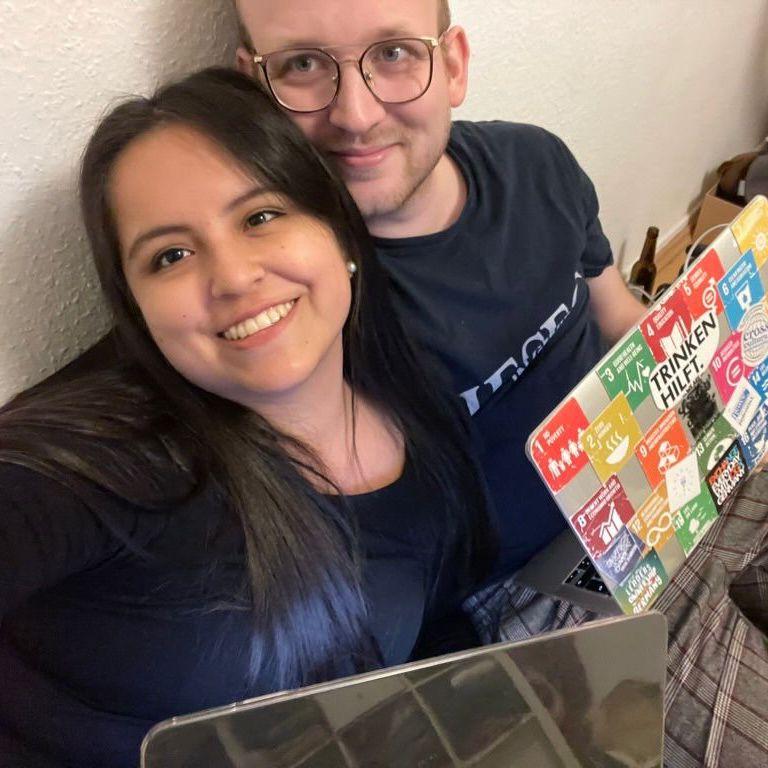 Como nos conocimos trabajando juntos, pronto descubrimos que nuestra forma favorita de “hacer las cosas” era estar lado a lado, aunque a veces fuera con las laptops abiertas.