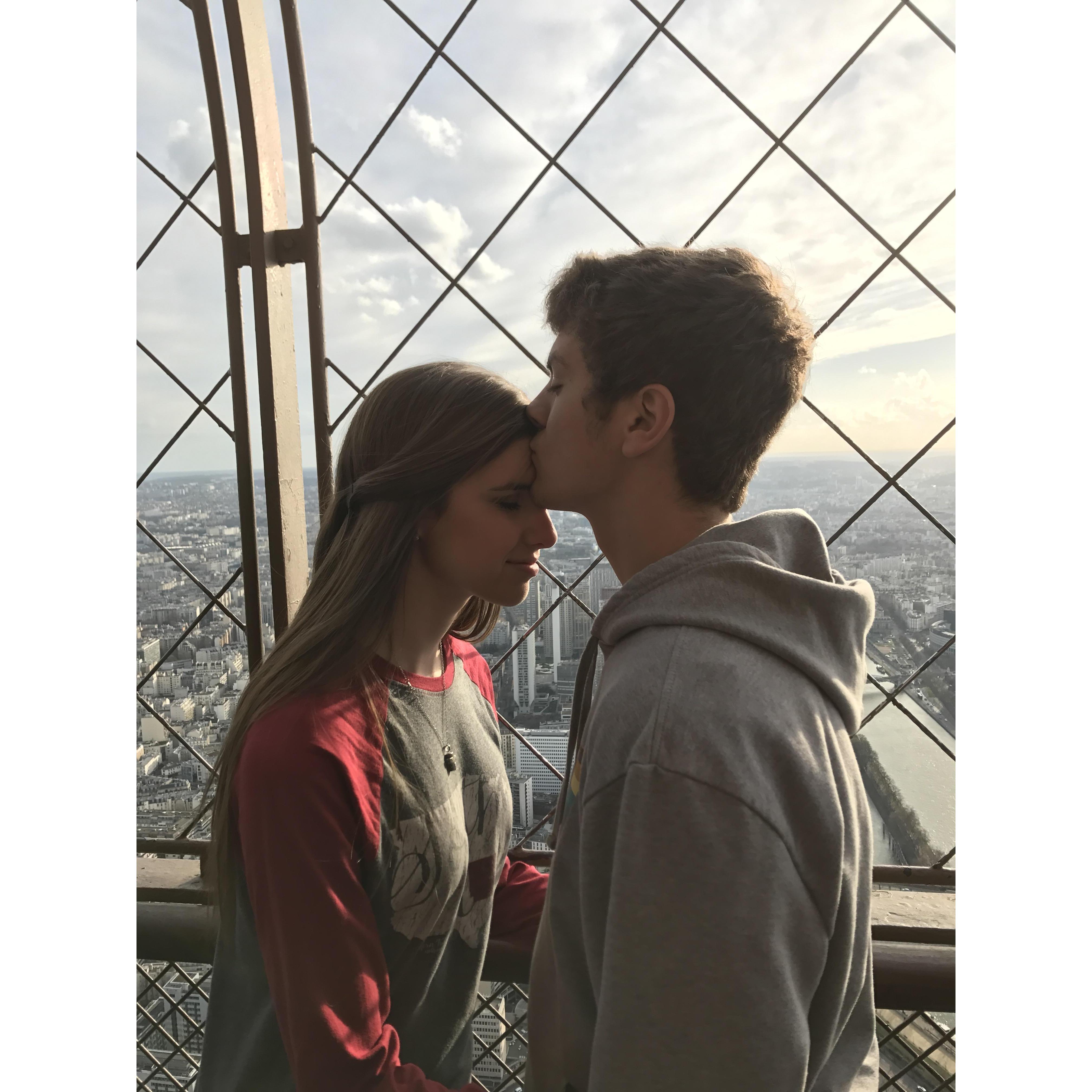 A sweet kiss on the Eiffel Tower (Paris, France 2017)