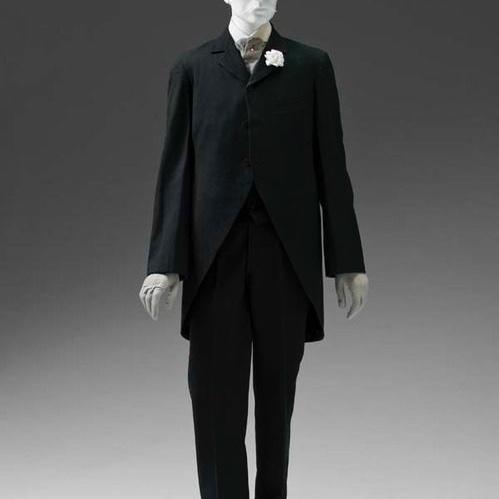 For the historical gentleman opt for a black 3 piece suit of black wool, either in cut away or sac coat, or a finer dress coat. Bowler or top hats are acceptable with gloves being optional.