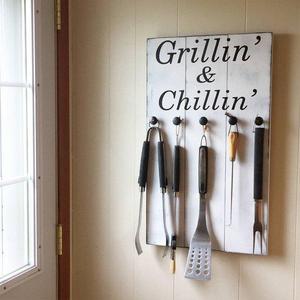 Grill Sign • BBQ Utensil Holder • Grillin' & Chillin' Sign • Summer Decor • Pallet Style sign • Gift for Dad • Father's Day Gift • Rustic
