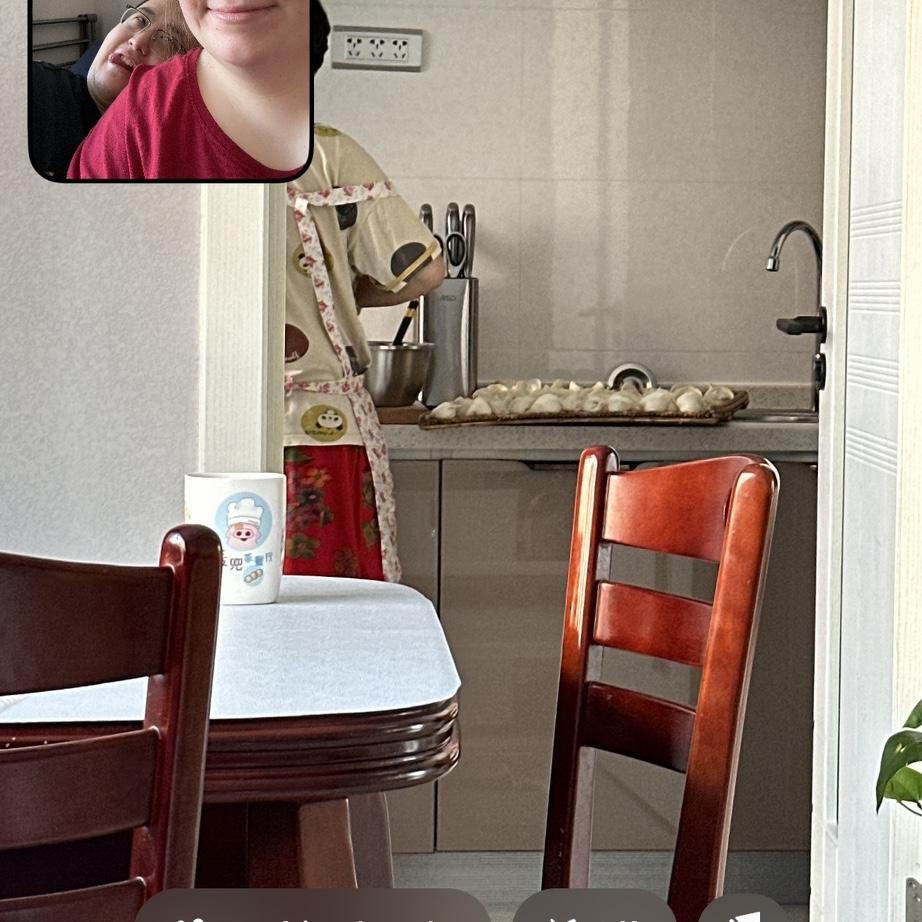 妈妈 (mama) making some delicious wontons for lunch.