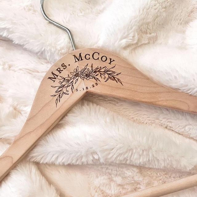 Bridal Shower Gift, Bride Hanger, Gift Idea for Bridal Shower, Wedding Gifts for Bride, Bridesmaid Gifts to Bride, Wedding Hanger with Name