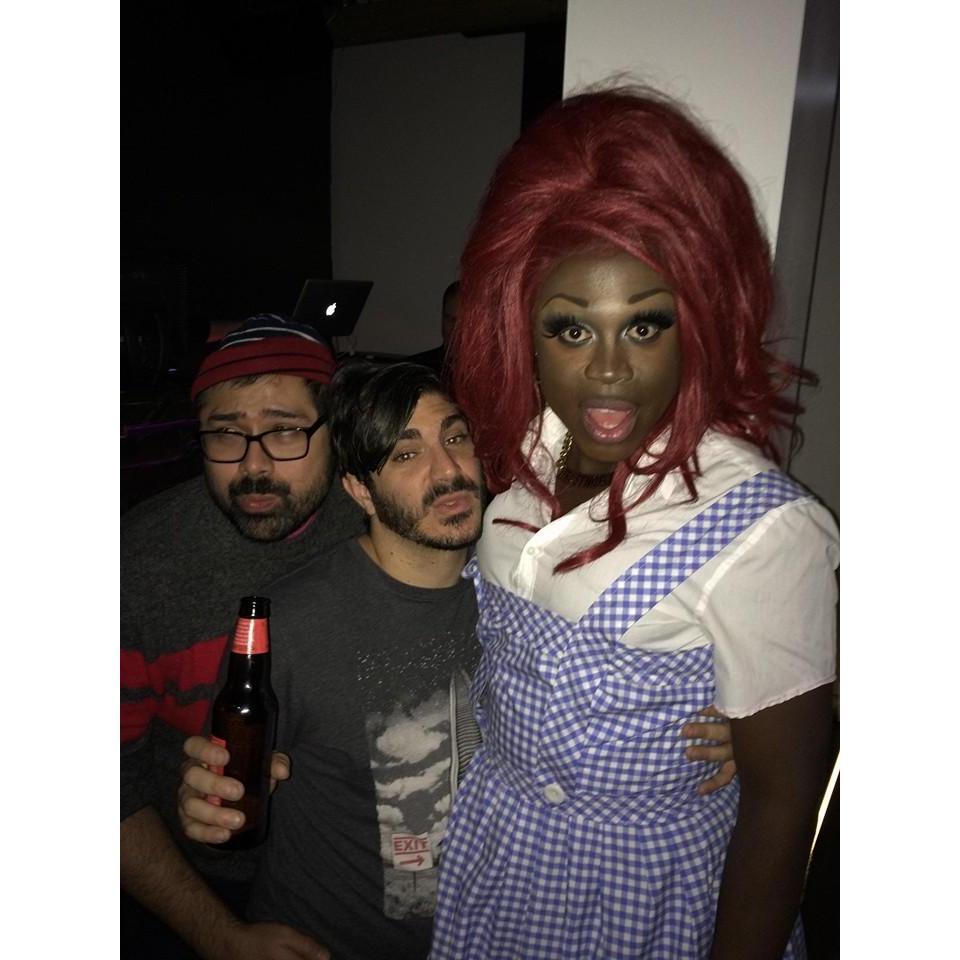 Adam loves the Wizard of Oz, so obviously we had to take a photo with Bob the Drag Queen dressed as Dorothy at a viewing of NBC's The Wiz Live!
Con Bob the Drag Queen vestida como Dorothy.