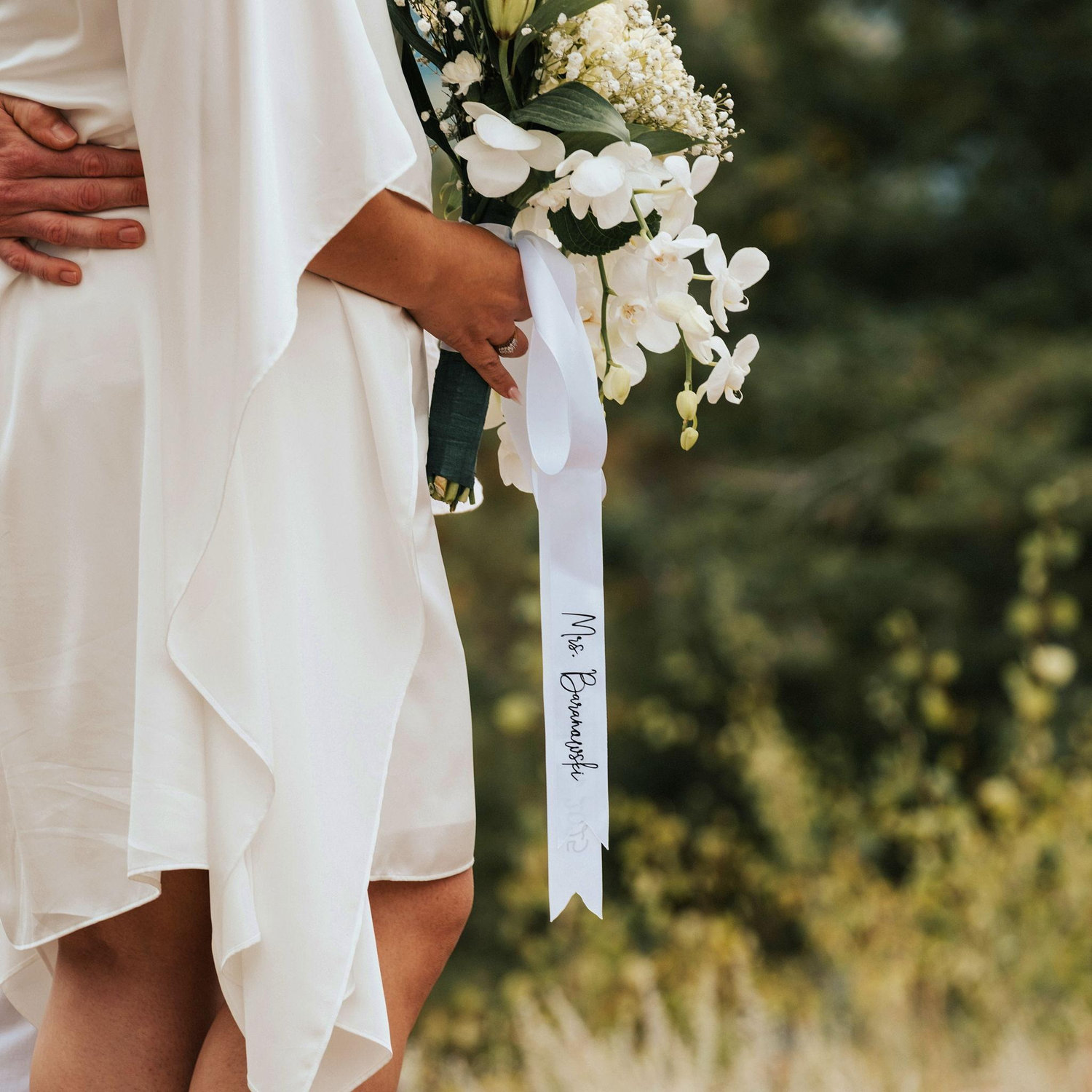 In the mountains where he once proposed, we exchanged vows only hrs before my second surgery.
En las montañas donde él me propuso, intercambiamos nuestros votos solo horas antes de mi segunda cirugía.