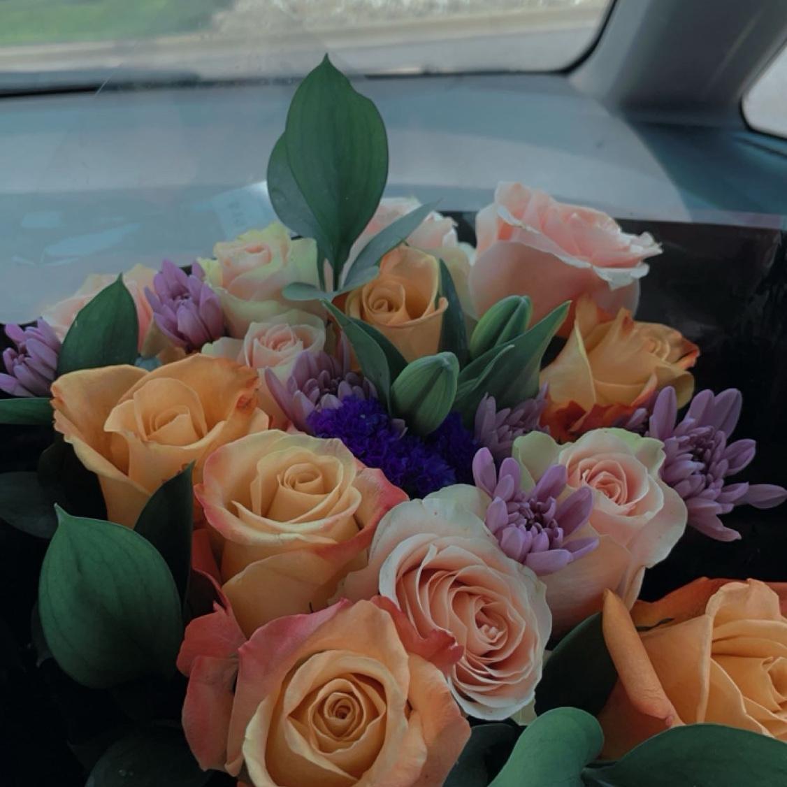 The day after Gabrielle found out she pregnant with baby grey Tyler got her flowers ❤️✨