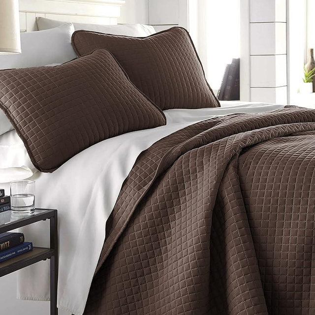 Vilano Springs, Premium Quality, Soft, Wrinkle, Fade, & Stain Resistant, Easy Case, Oversized Quilt Cover Set with 1 Quilt Set and 2 Shams, King/California King, Chocolate Brown