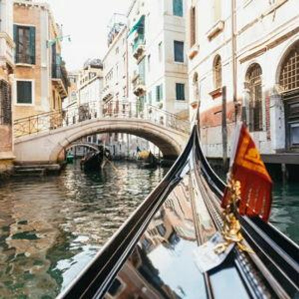 Honeymoon | Gondola ride in Venice