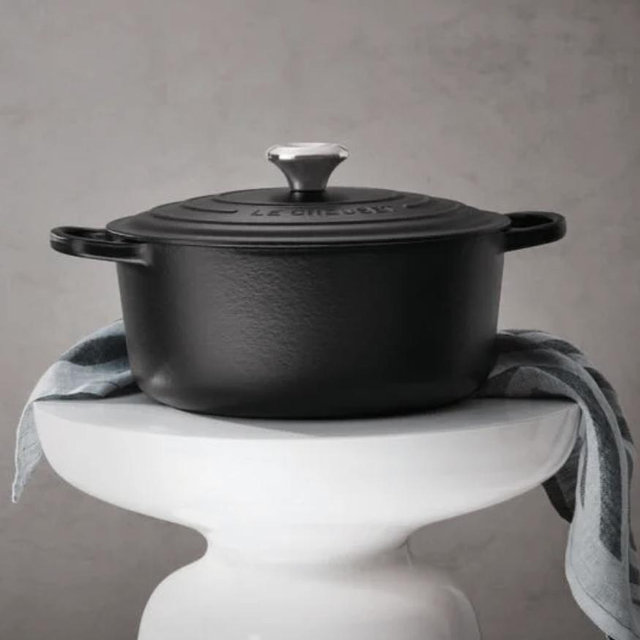 Signature Round Dutch Oven