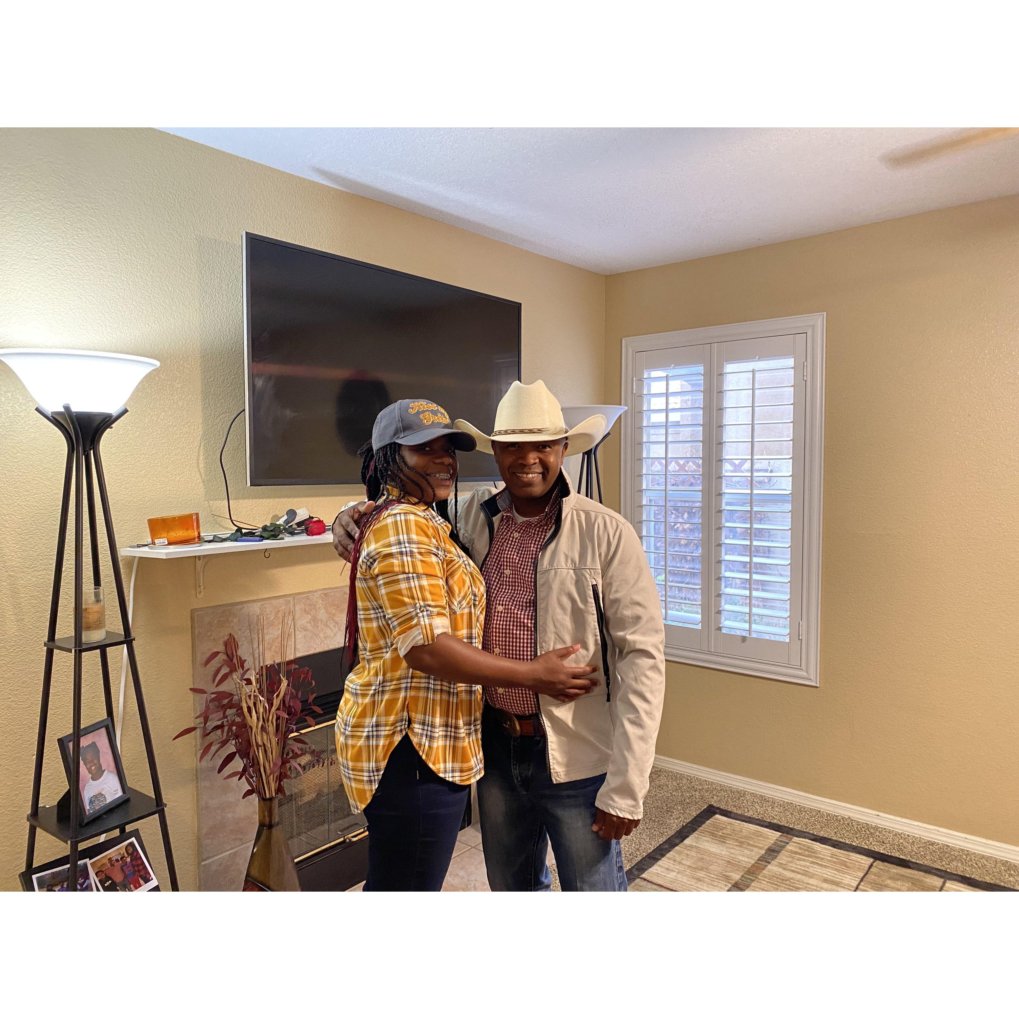 Getting ready for the Santa Fe Rodeo. My favorite hat says "Kiss My Grtis"