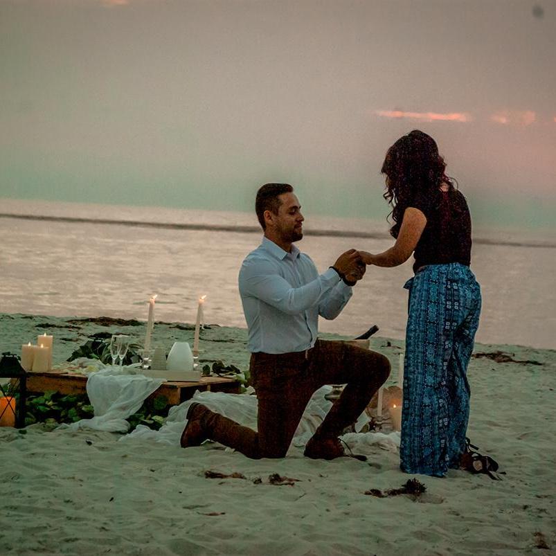 "...dame esta noche tu mano, que no quiero pasar un dia sin ti, quiero que sea en tus brazos 
donde vea llegar mis días al fin..."