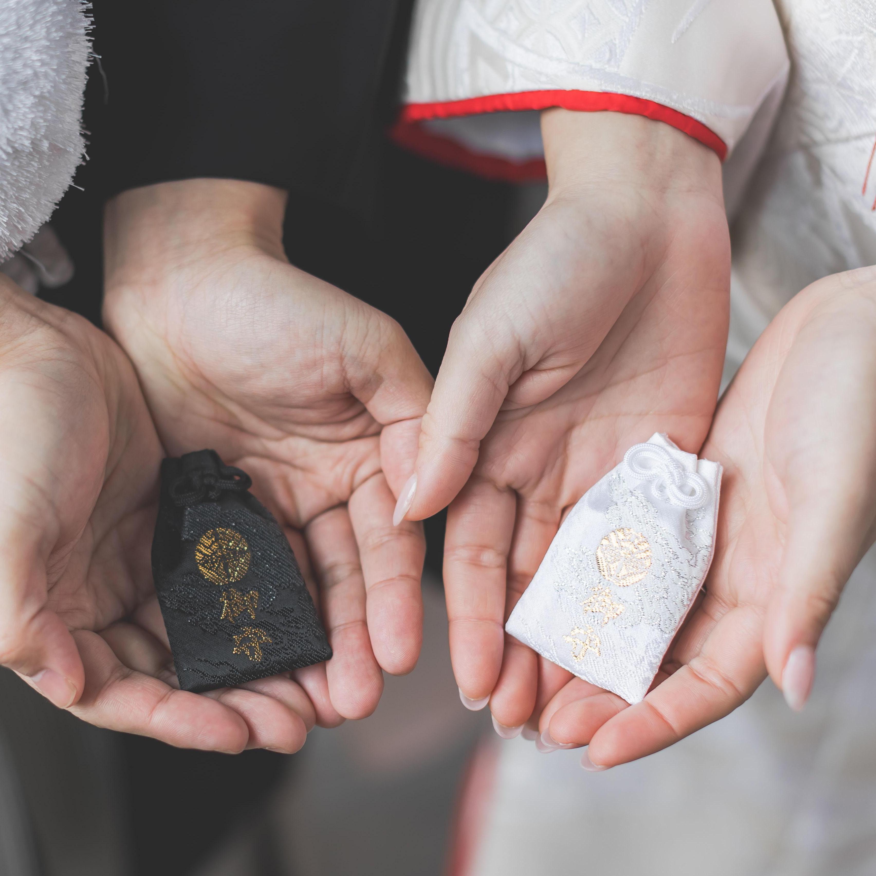 Amuletos de la suerte para que nuestro matrimonio salga bien. Kyoto, Japón
結婚の御守り