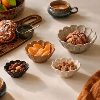 Stoneware 4-Piece Assorted Flower Bowl Set