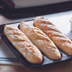 Emile Henry, HR Collection Baguette Baker | Zola