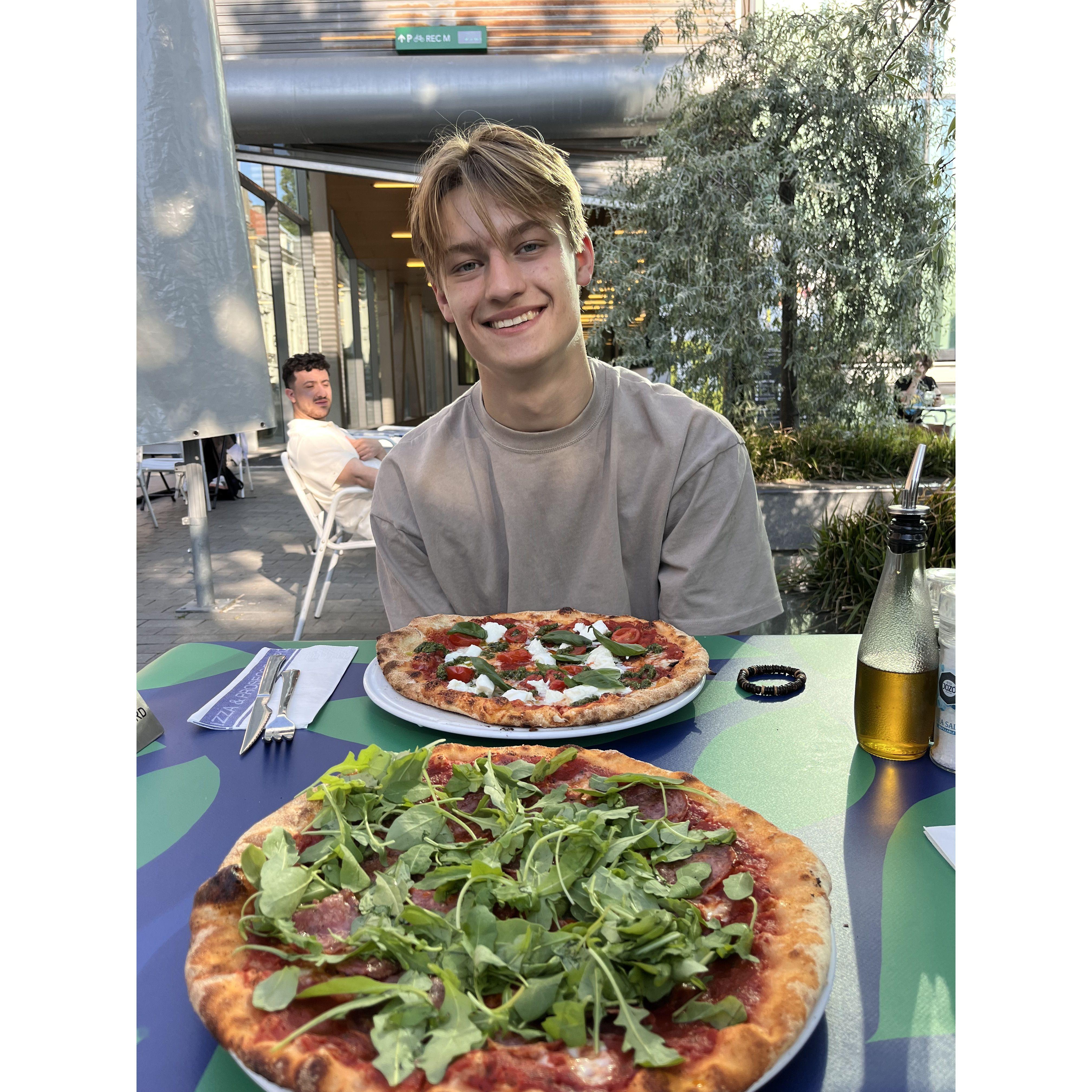 Ate lots of yummy food.
Veel lekker eten gegeten.